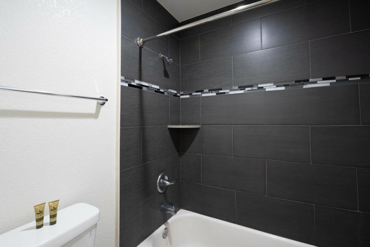 Coastal Valley Motel 2*